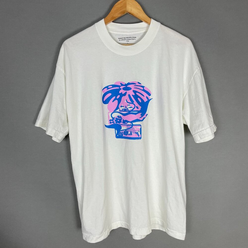 Graphic Tee Abstract Design‎ Playful White T-Shirt Size Large Ring Men Pink Blue
